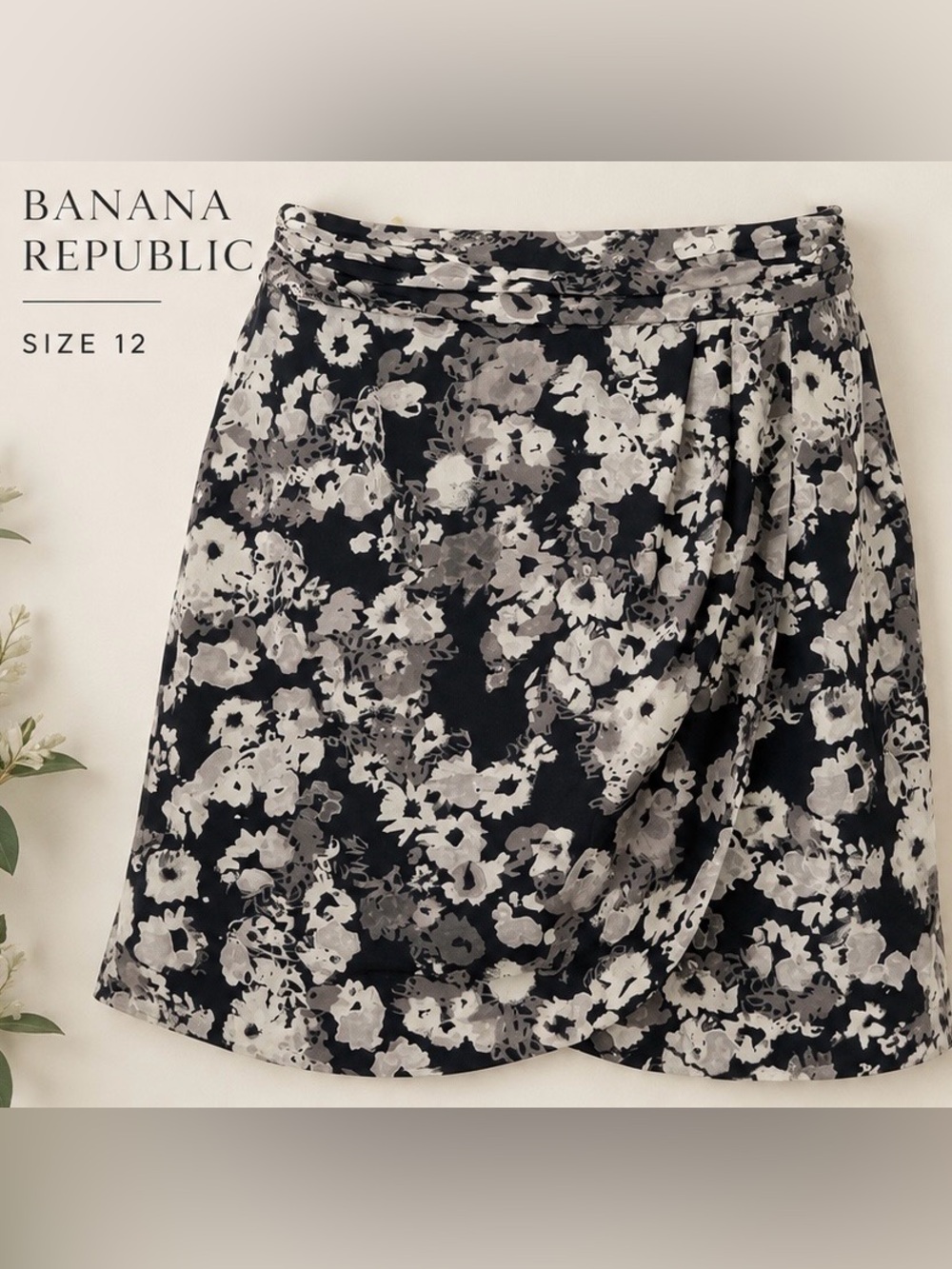 Banana Republic Women’s Size 12 Black Gray Floral Print Pleated Skirt
